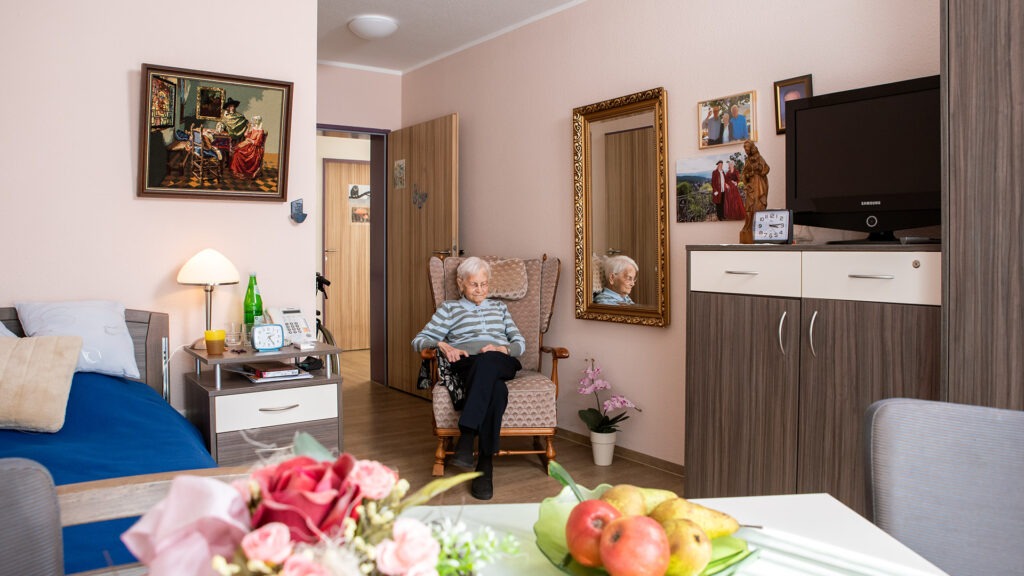 azurit_seniorenzentrum_birken_web_1920x1080px_im-bewohnerzimmer Bild